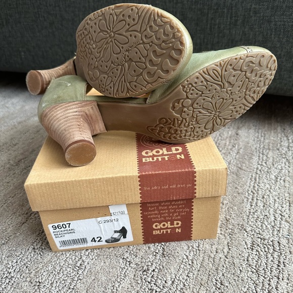 Gold Button “9607” Mary Jane - Picture 3 of 4